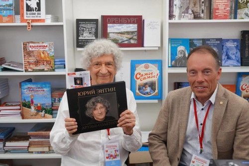 Тысячи москвичей посетили стенд Оренбургского книжного издательства на Красной площади Тысячи москвичей посетили стенд Оренбургского книжного издательства на Красной площади