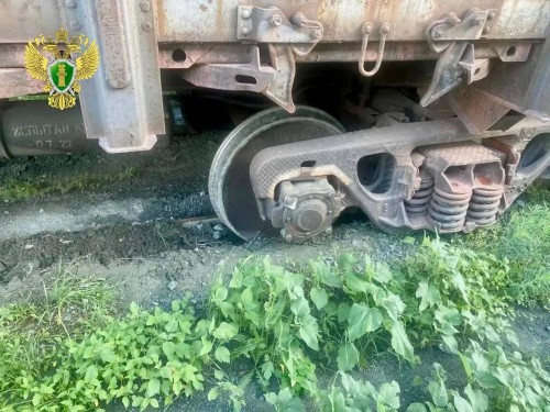 В Оренбургской области с рельсов сошли три вагона с щебнем
