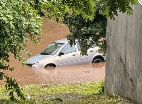 В Бугуруслане круглосуточно откачивают воду с улиц