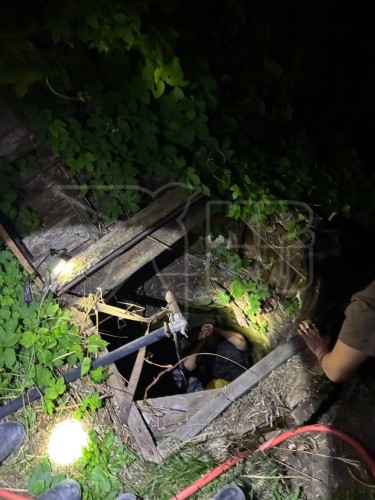 В Оренбурге спасетели вытащили женщину, упавшую в колодец
