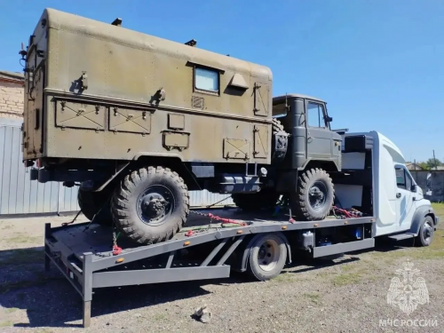 Сотрудники МЧС передали бойцам СВО четыре автомобиля ГАЗ-66
