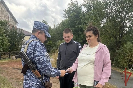 В Оренбургской области росгвардейцы проводят акцию «Безопасный дом, подъезд, квартира»