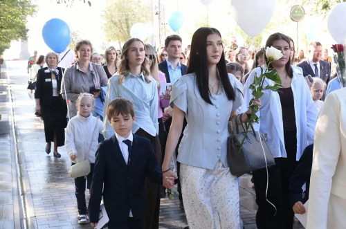 В Оренбурге состоялось торжественное шествие молодых педагогов