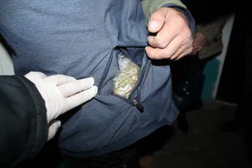 В Новотроицке полицейские задержали двух мужчин, подозреваемых в хранении наркотиков