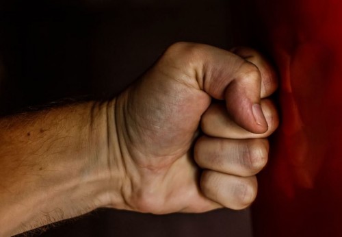 В Оренбургском районе фермер переломал ребра своему рабочему, который пил