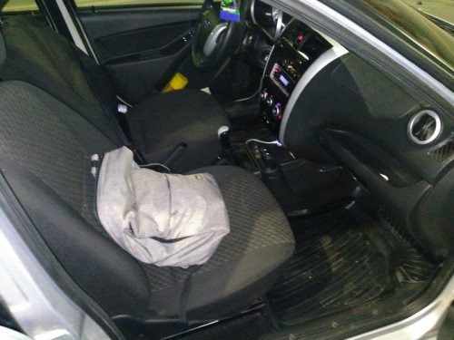 В Оренбурге наркоман испугавшись полицейских пытался избавиться от наркотика