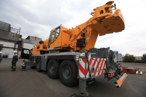 Новый автокран поступил на Уральскую Сталь
