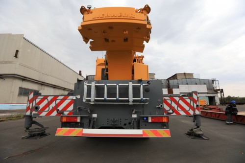 Новый автокран поступил на Уральскую Сталь