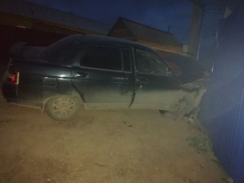 В Бугуруслане мужчина на легковом автомобиле протаранил бетонную стену