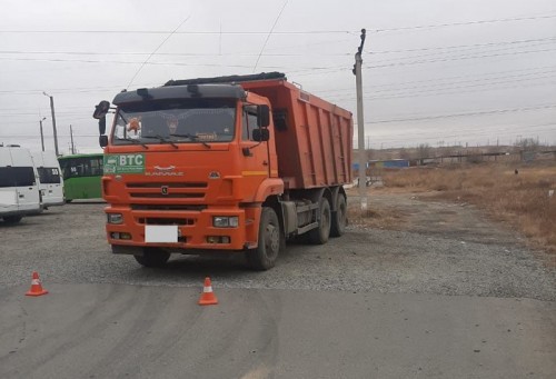 В Орске водитель автомобиля «Камаз» не заметил опору линии электропередач