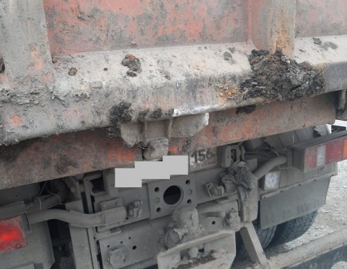 В Орске водитель автомобиля «Камаз» не заметил опору линии электропередач