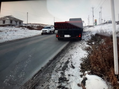 В Орске выпавший груз из кузова автомобиля разорвал крышу автомобилю «Киа» В Орске выпавший груз из кузова автомобиля разорвал крышу автомобилю «Киа»