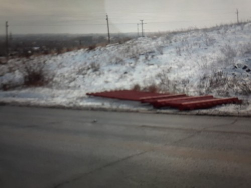 В Орске выпавший груз из кузова автомобиля разорвал крышу автомобилю «Киа» В Орске выпавший груз из кузова автомобиля разорвал крышу автомобилю «Киа»