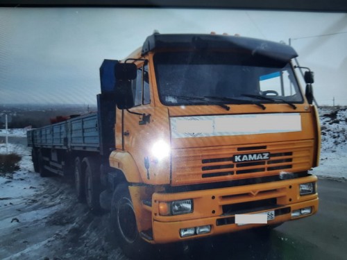 В Орске выпавший груз из кузова автомобиля разорвал крышу автомобилю «Киа» В Орске выпавший груз из кузова автомобиля разорвал крышу автомобилю «Киа»