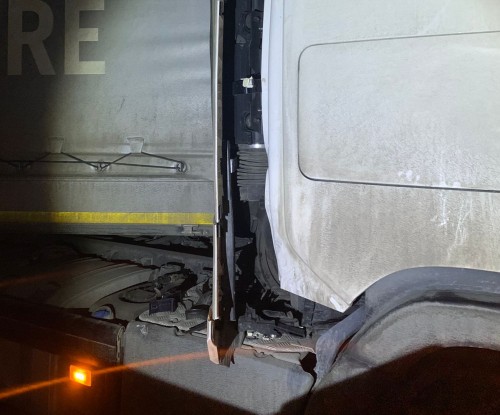 В Орске на улице Дорожной сложился грузовой автомобиль с прицепом В Орске на улице Дорожной сложился грузовой автомобиль с прицепом