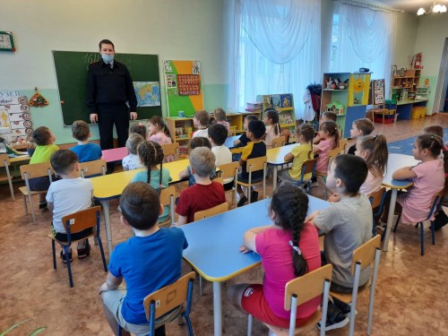 Сотрудники полиции Орска провели урок дорожной безопасности в детском саду Сотрудники полиции Орска провели урок дорожной безопасности в детском саду