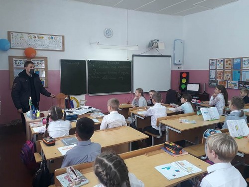 Шарлыкские полицейские и общественники провели «Уроки дорожной безопасности» Шарлыкские полицейские и общественники провели «Уроки дорожной безопасности»