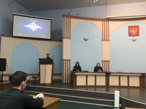 Оренбургские полицейские провели встречу с будущими юристами