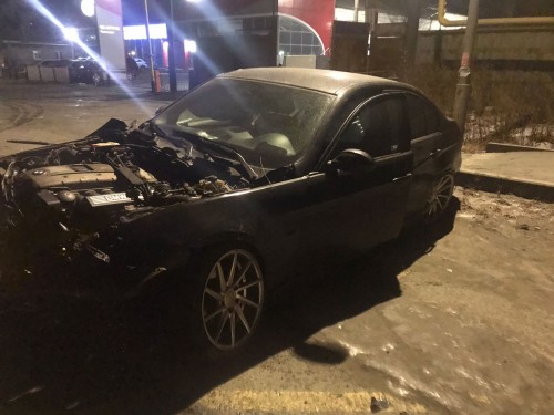 В Орске на улице Жуковского автомобиль «БМВ» снес светофор