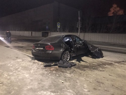 В Орске на улице Жуковского автомобиль «БМВ» снес светофор