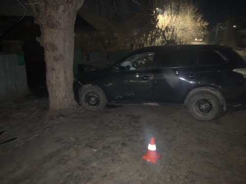 В Орске на улице Кубанской водитель автомобиля «Митсубиши» въехал в дерево