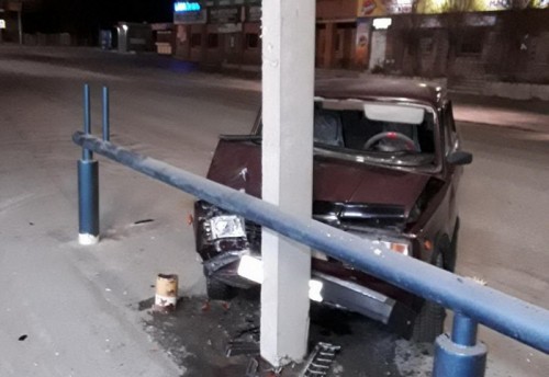 В Орске пьяный водитель въехал в световую опору на заправке по улице Новосибирской В Орске пьяный водитель въехал в световую опору на заправке по улице Новосибирской