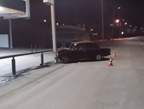 В Орске пьяный водитель въехал в световую опору на заправке по улице Новосибирской В Орске пьяный водитель въехал в световую опору на заправке по улице Новосибирской