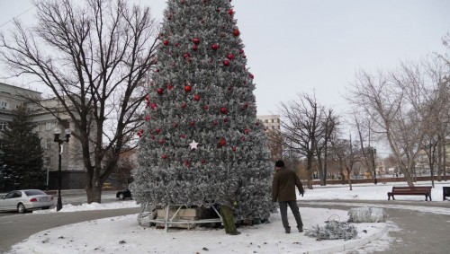 В Оренбурге продолжаются работы по благоустройству новогоднего городка