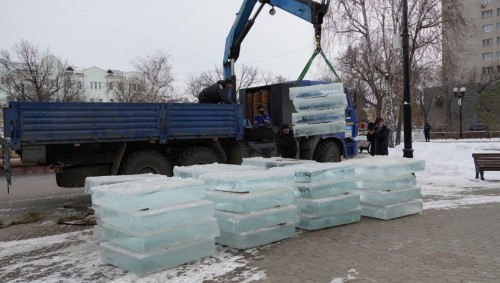 В Оренбурге продолжаются работы по благоустройству новогоднего городка