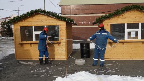 В Оренбурге продолжаются работы по благоустройству новогоднего городка