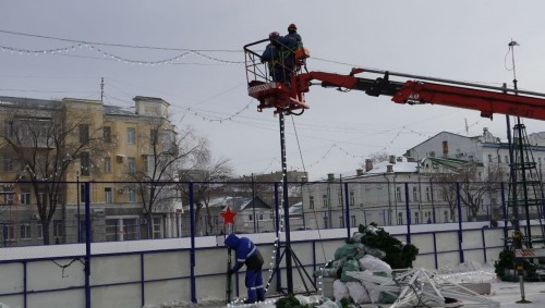 В Оренбурге продолжаются работы по благоустройству новогоднего городка