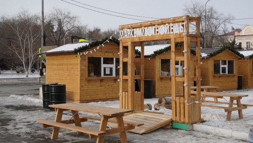 В Оренбурге продолжаются работы по благоустройству новогоднего городка