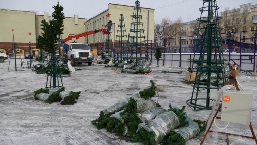 В Оренбурге продолжаются работы по благоустройству новогоднего городка