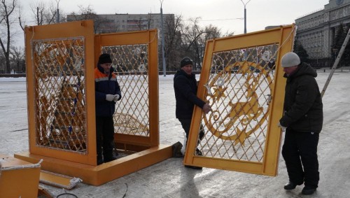 В Оренбурге продолжаются работы по благоустройству новогоднего городка