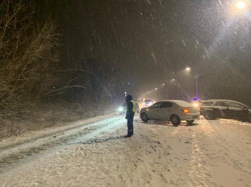 В Орске водители автомобилей не соблюдают режим езды в затрудненных погодных условиях