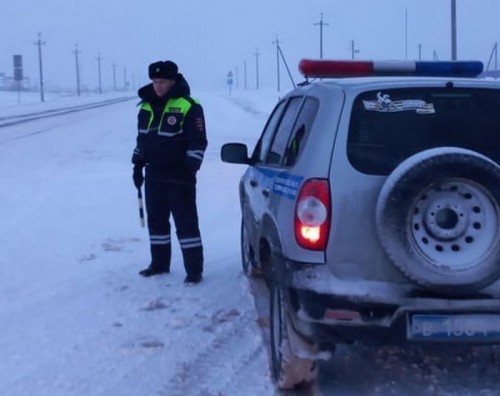 Сотрудники ДПС ОГИБДД МО МВД России «Абдулинский» оказали помощь участникам дорожного движения