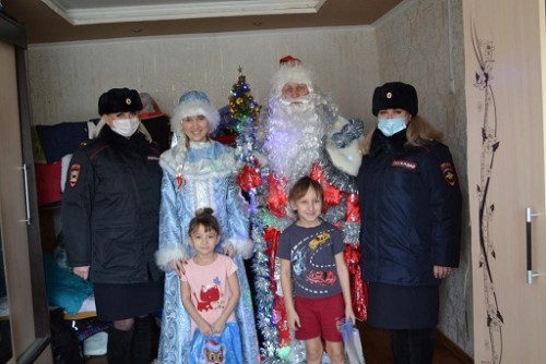 Полицейский Дед Мороз и Снегурочка поздравили детей с наступающим праздником Полицейский Дед Мороз и Снегурочка поздравили детей с наступающим праздником