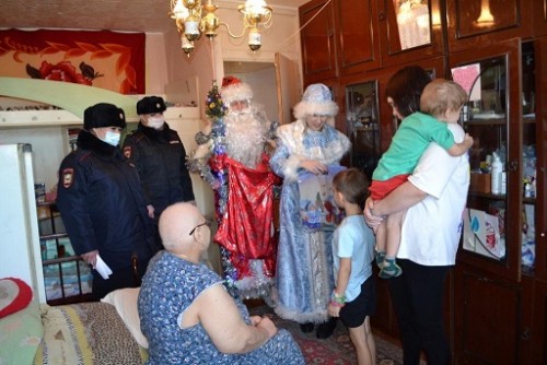 Полицейский Дед Мороз и Снегурочка поздравили детей с наступающим праздником Полицейский Дед Мороз и Снегурочка поздравили детей с наступающим праздником