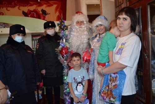 Полицейский Дед Мороз и Снегурочка поздравили детей с наступающим праздником Полицейский Дед Мороз и Снегурочка поздравили детей с наступающим праздником