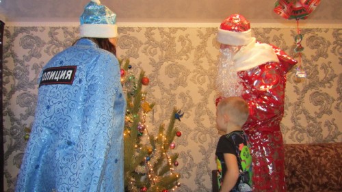 В рамках акции «Полицейский Дед Мороз» полицейские поздравили с Новым годом детей