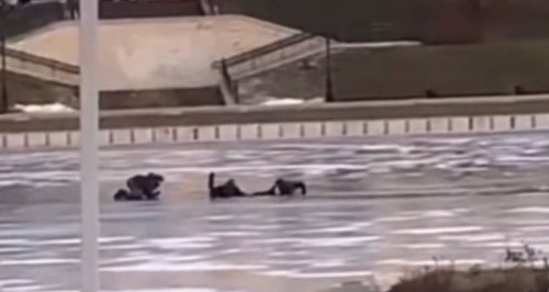 На реке Урал в районе Красной площади под лед ушел ребенок