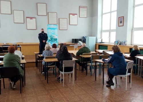 Сотрудники Госавтоинспекции Новотроицка провели беседу в военном комиссариате