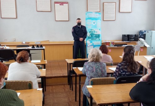 Сотрудники Госавтоинспекции Новотроицка провели беседу в военном комиссариате Сотрудники Госавтоинспекции Новотроицка провели беседу в военном комиссариате