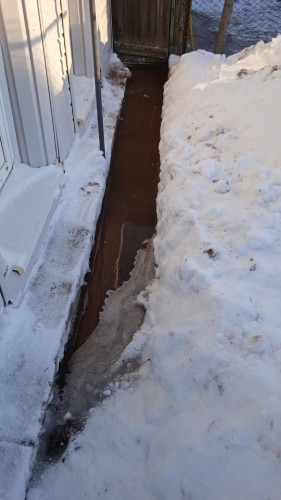 В Оренбурге на улице Набережная Сакмары вода затопила дом по самые окна