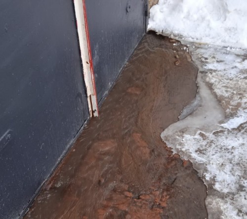 В Оренбурге на улице Набережная Сакмары вода затопила дом по самые окна