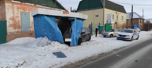 В Орске женщина на автомобиле «Опель» протаранила автобусную остановку В Орске женщина на автомобиле «Опель» протаранила автобусную остановку