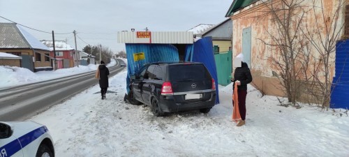 В Орске женщина на автомобиле «Опель» протаранила автобусную остановку В Орске женщина на автомобиле «Опель» протаранила автобусную остановку