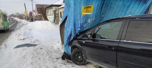 В Орске женщина на автомобиле «Опель» протаранила автобусную остановку В Орске женщина на автомобиле «Опель» протаранила автобусную остановку