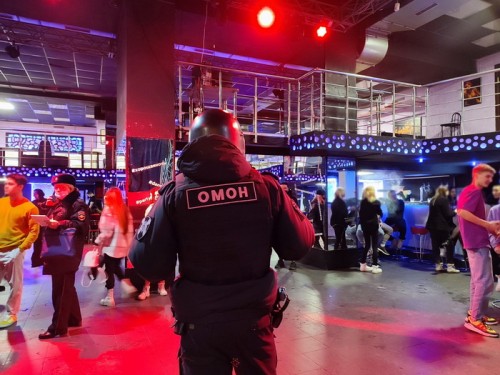 В Оренбурге ОМОН и полиция пришли в развлекательное учреждение города