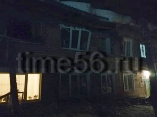 В Шарлыке под тяжестью снега произошло обрушение крыши и разрушение дома